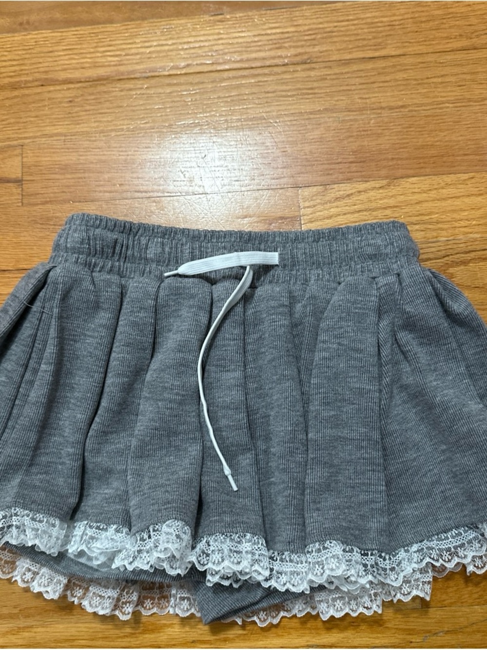 Source Unknown Gray Knit Skort with White Lace Trim
